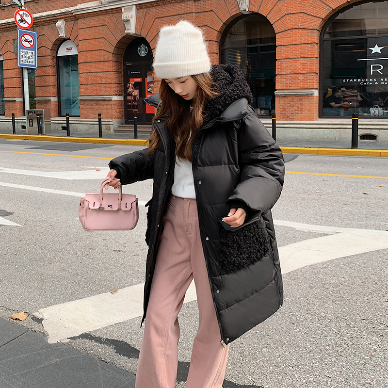 Actual shot of 2023 new women's winter lamb wool spliced ​​loose down jacket, feminine mid-length coat
