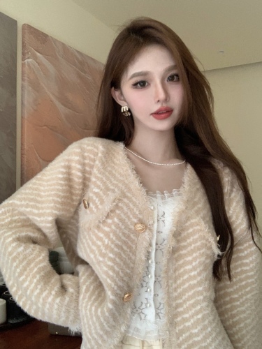 Real shot of Xiaoxiang style lady's fringed short coat for women to wear loose long-sleeved design top in autumn