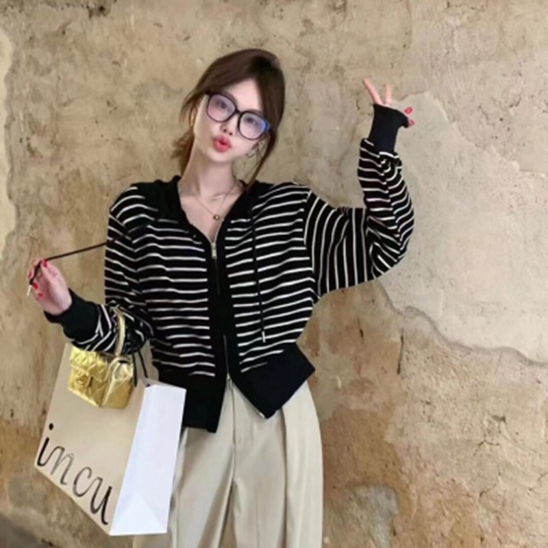 American retro age-reducing striped hooded knitted cardigan for women 2023 new style foreign style versatile slimming top