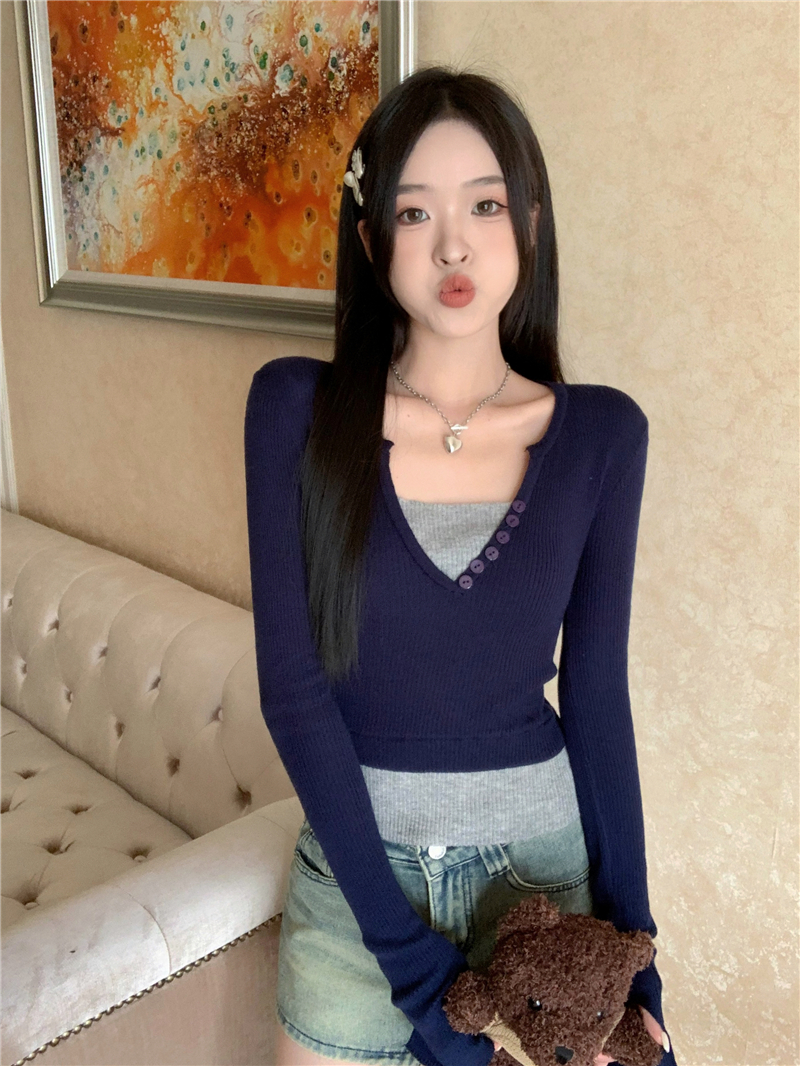 Real shot of fake two-piece long-sleeved spliced ​​sweater with design for sweet girls. Slim-fitting and trendy short top.