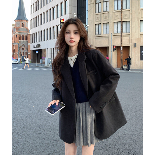 Real shot of high-end mid-length suit jacket for women, retro suit top