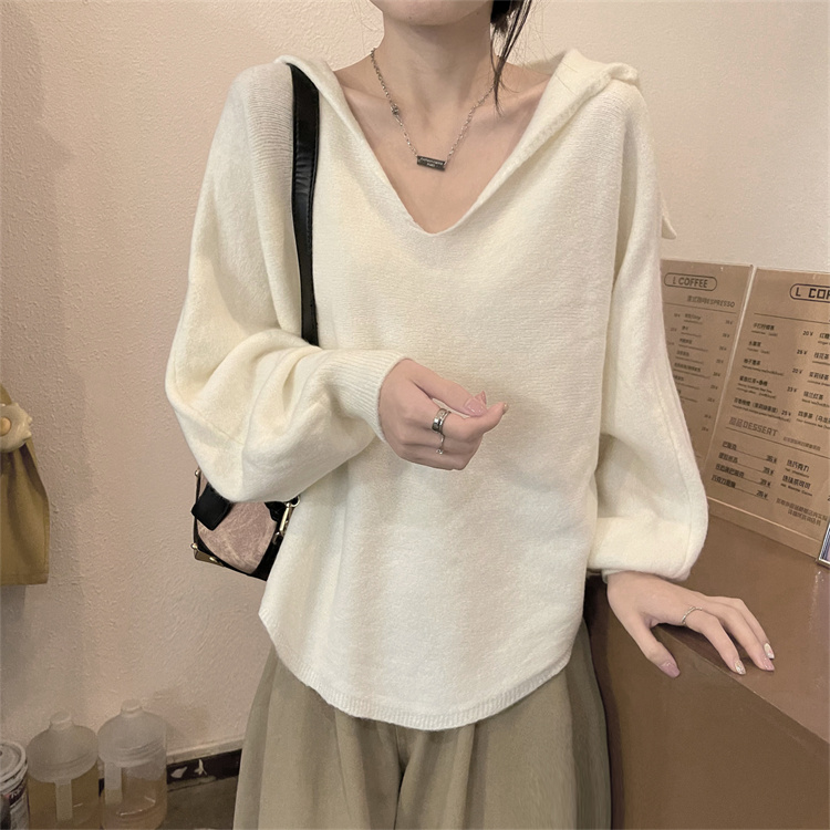 Real shot of gentle cape-like large lapel V-neck knitted top for women in autumn and winter.