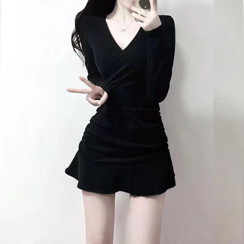 秋冬黑色连衣裙高级感穿搭小个子显高短裙修身长袖赫本风小黑裙