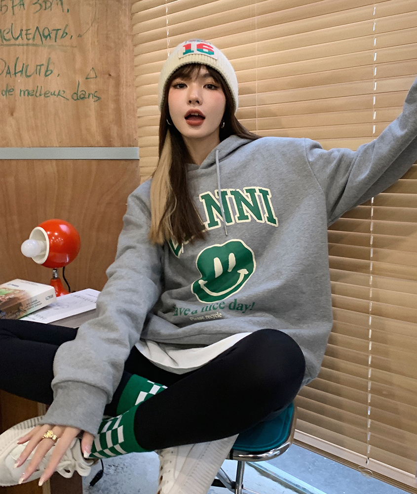 Actual shot of 2023 winter new style American gray velvet thickened loose letter printed smiley hooded sweatshirt for women trendy