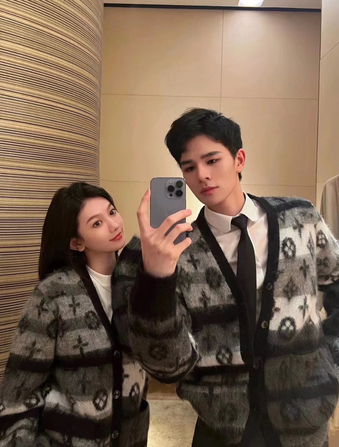Korean design niche loose-fitting western-style printed knitted jacket fashionable V-neck literary series single-breasted sweater