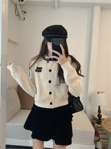 Real shot ~ Xiaoxiangfeng fashion suit for women in autumn heavy industry design sense wool sweater age-reducing velvet cake skirt