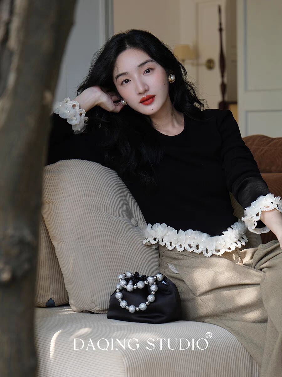 Xu Daqingyuan's retro French pearl flower edge design slim long-sleeved autumn and winter black top