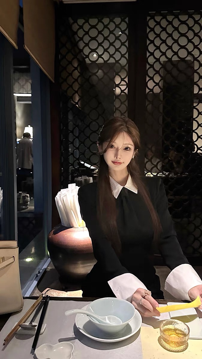 早秋獨特裙子超好看秋裝高級感假兩件西裝連衣裙女