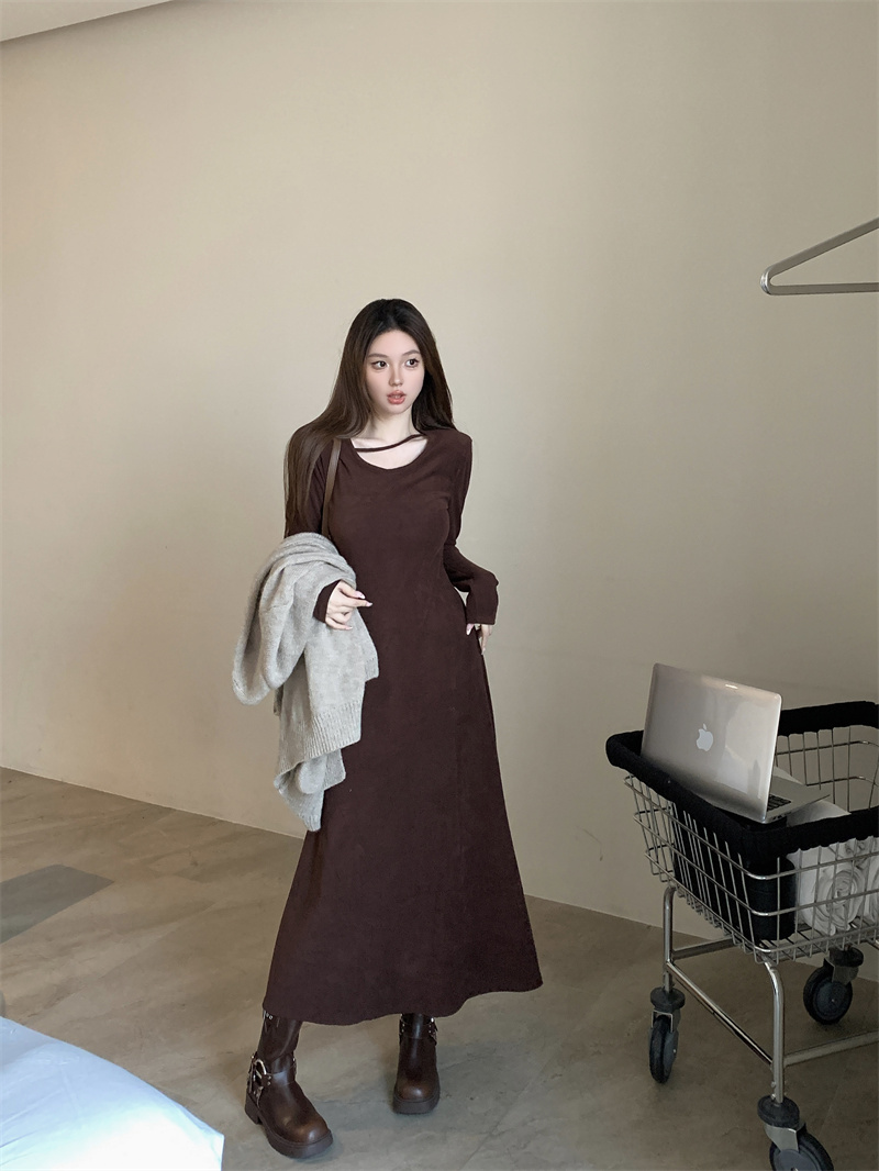 Actual shot of thickened bottoming skirt, French waist slimming, hollow design, V-neck brushed dress, long skirt for women