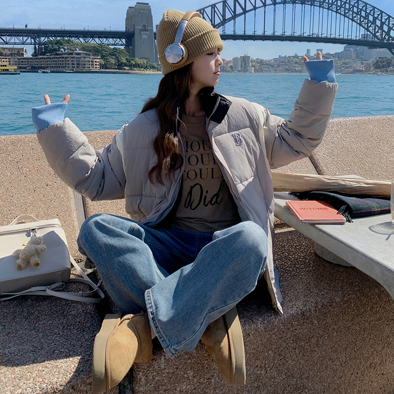 Actual shot of Korean dopamine color matching 2023 winter new down jacket for women, loose short bread coat and cotton jacket trend