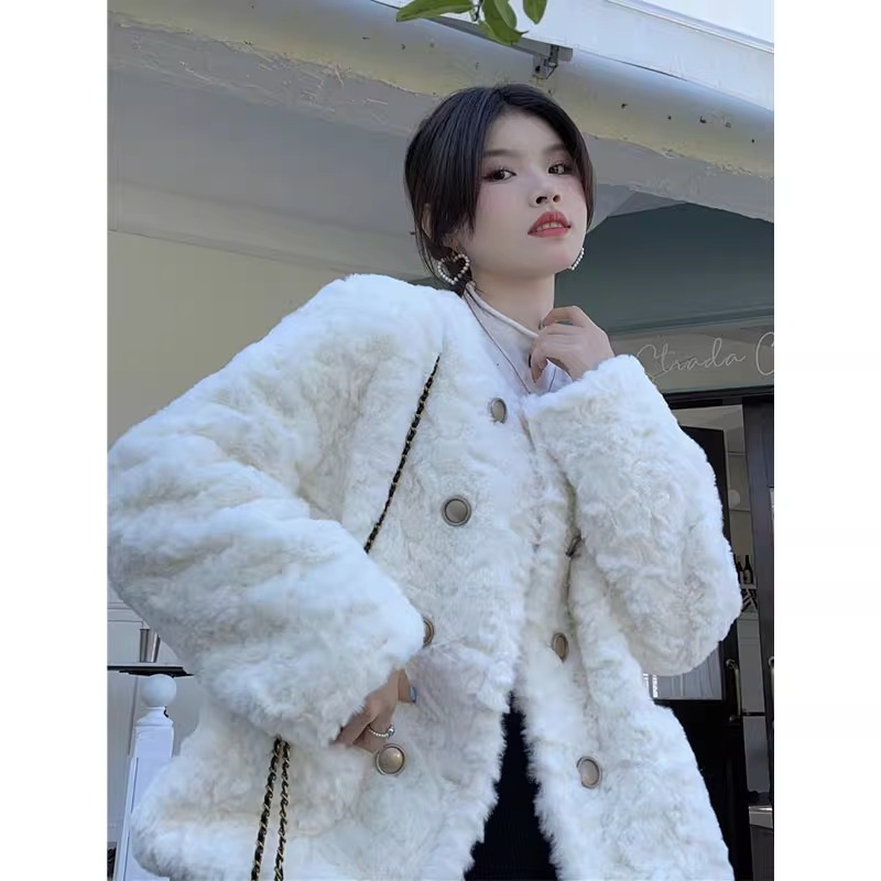 Xiaoxiangfeng lamb wool coat for women 2023 winter new style small loose thickened white fur top cotton coat