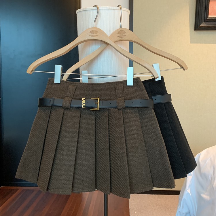 Actual shot of autumn and winter retro woolen pleated skirt, college style short skirt