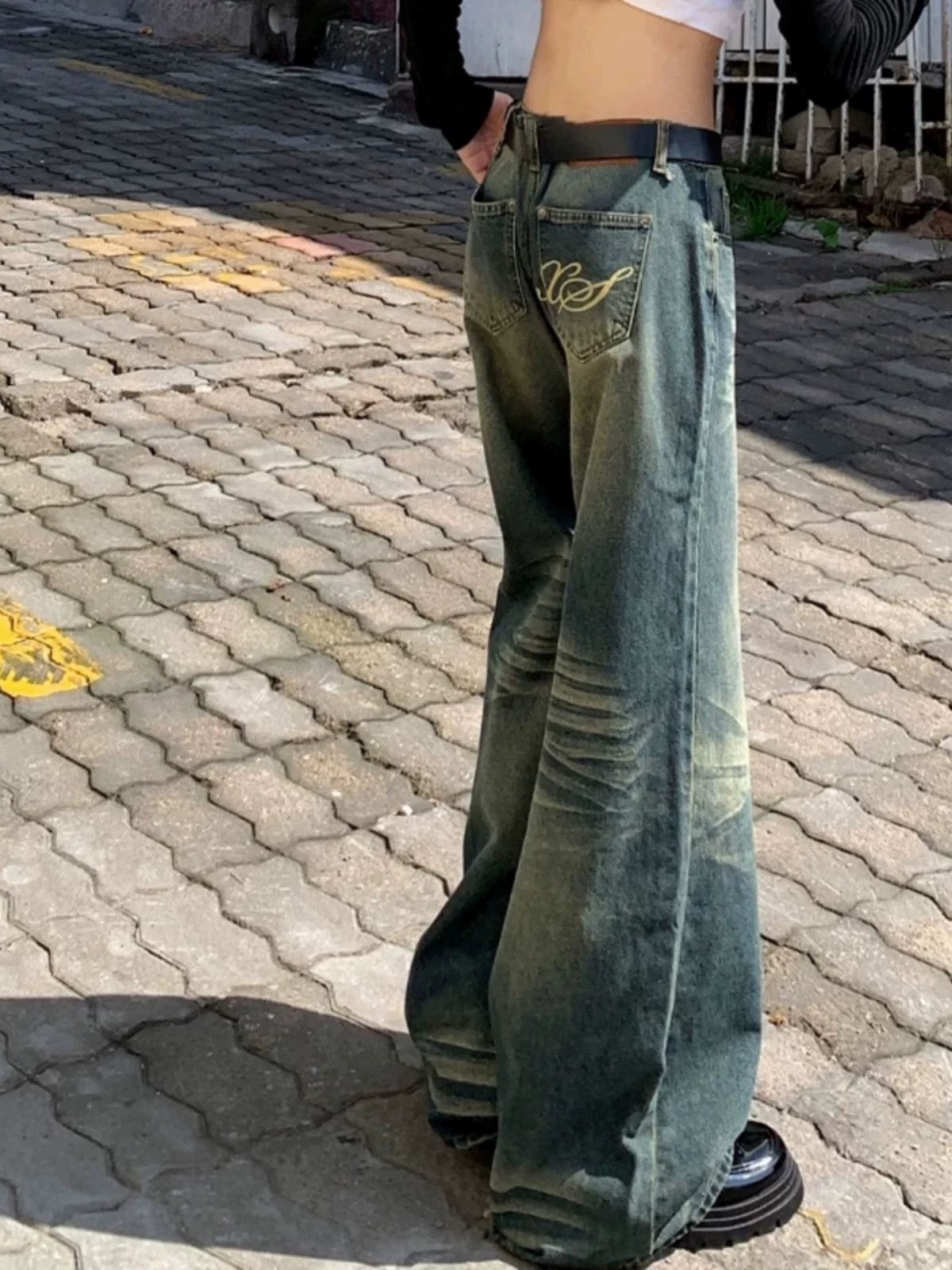 American retro high-street vibe jeans for women in autumn, slim, high-waisted, loose straight-leg distressed pants for women.