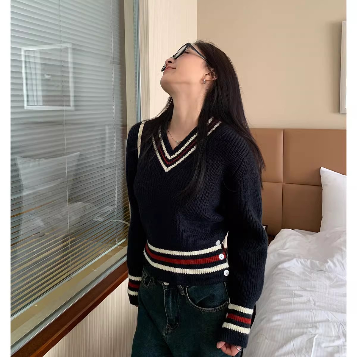 三木社 英倫學院風V領短款套頭毛衣女小個子顯瘦秋冬撞色針織衫