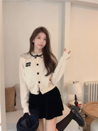 Real shot ~ Xiaoxiangfeng fashion suit for women in autumn heavy industry design sense wool sweater age-reducing velvet cake skirt