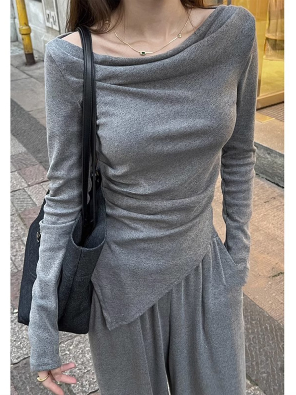 鎖骨一字肩上衣女長袖t恤早秋季性感修身高級感不規則露肩打底衫
