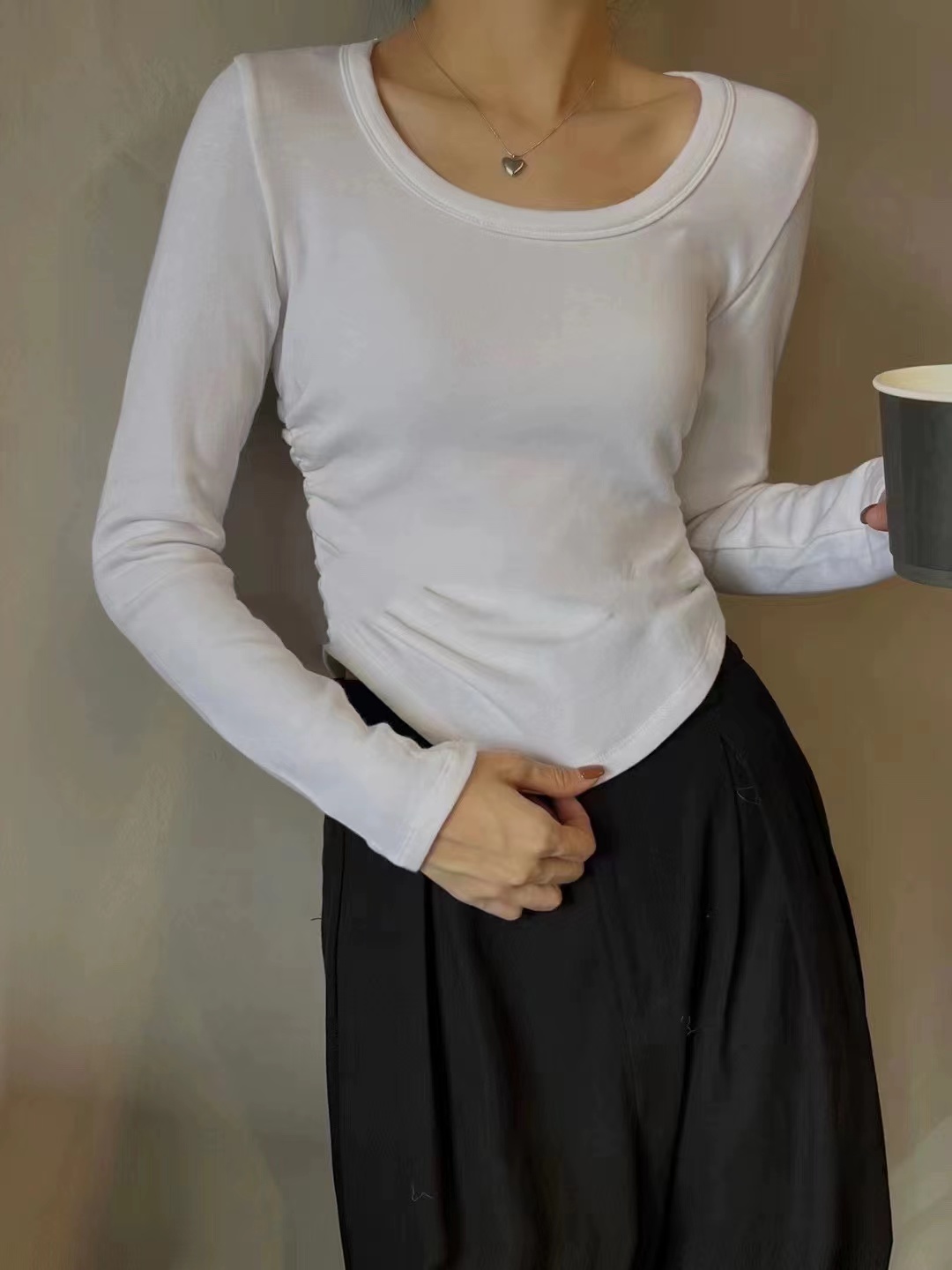 純色百搭低圓領軟糯側邊褶皺長袖T恤女2023秋冬圓領內搭打底上衣