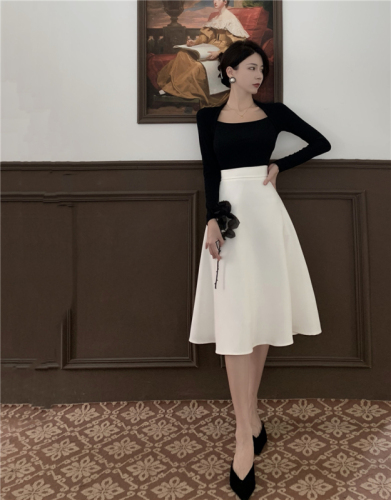 Real shot of fashionable two-piece square-neck slim long-sleeved bottoming T-shirt top + white high-waisted mid-length skirt