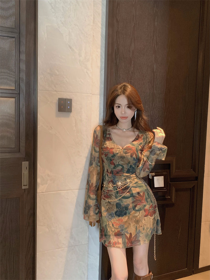 法式復古油畫長袖v領連衣裙女秋季氣質御姐風裙子修身收腰a字短裙