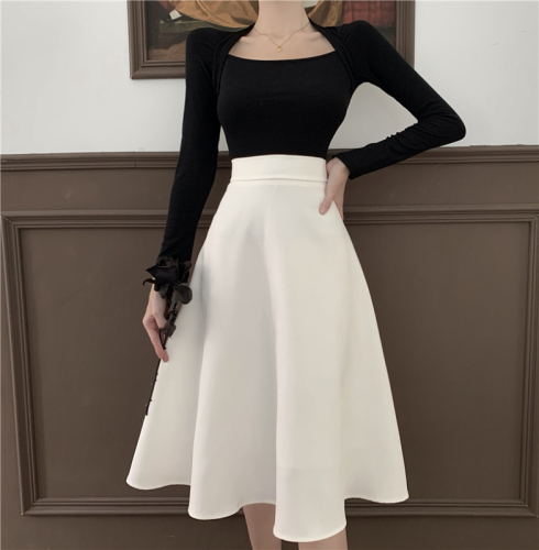 Real shot of fashionable two-piece square-neck slim long-sleeved bottoming T-shirt top + white high-waisted mid-length skirt