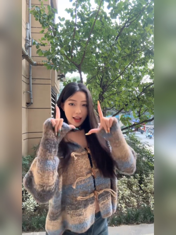 珊沫甜美學院風牛角扣針織開衫2023年秋冬季新款復古咖色外套上衣