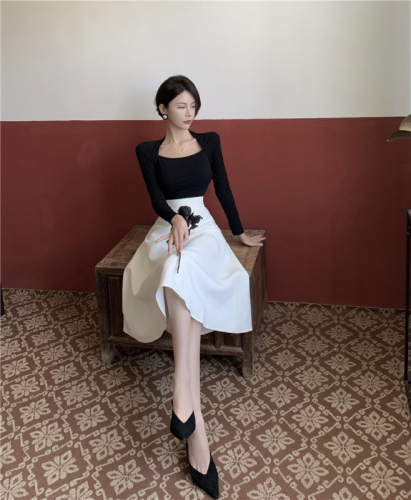 Real shot of fashionable two-piece square-neck slim long-sleeved bottoming T-shirt top + white high-waisted mid-length skirt