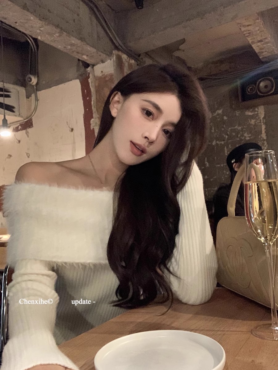 何晨曦 溫柔慵懶風仿水貂毛一字肩毛衣女秋冬短款顯瘦露肩上衣