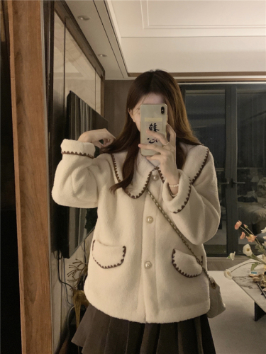 Actual shot of Xiaoxiang style high-end socialite cardigan lamb wool short coat for women autumn and winter new design sense niche