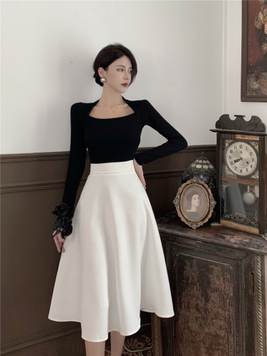 Real shot of fashionable two-piece square-neck slim long-sleeved bottoming T-shirt top + white high-waisted mid-length skirt