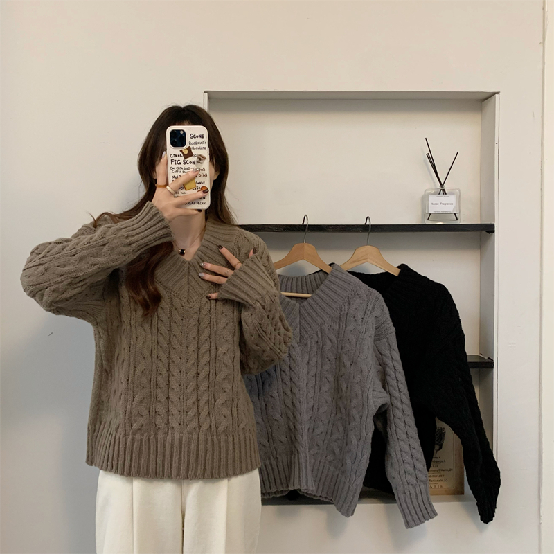 Real shot of new autumn and winter retro lazy style solid color thickened V-neck twist loose sweater sweater top