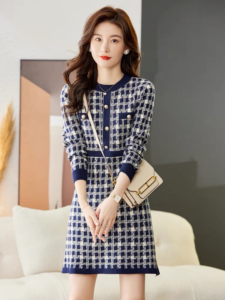 French style knitted dress 2023 autumn and winter new temperament mid-length figure-flattering high-end sweater dress