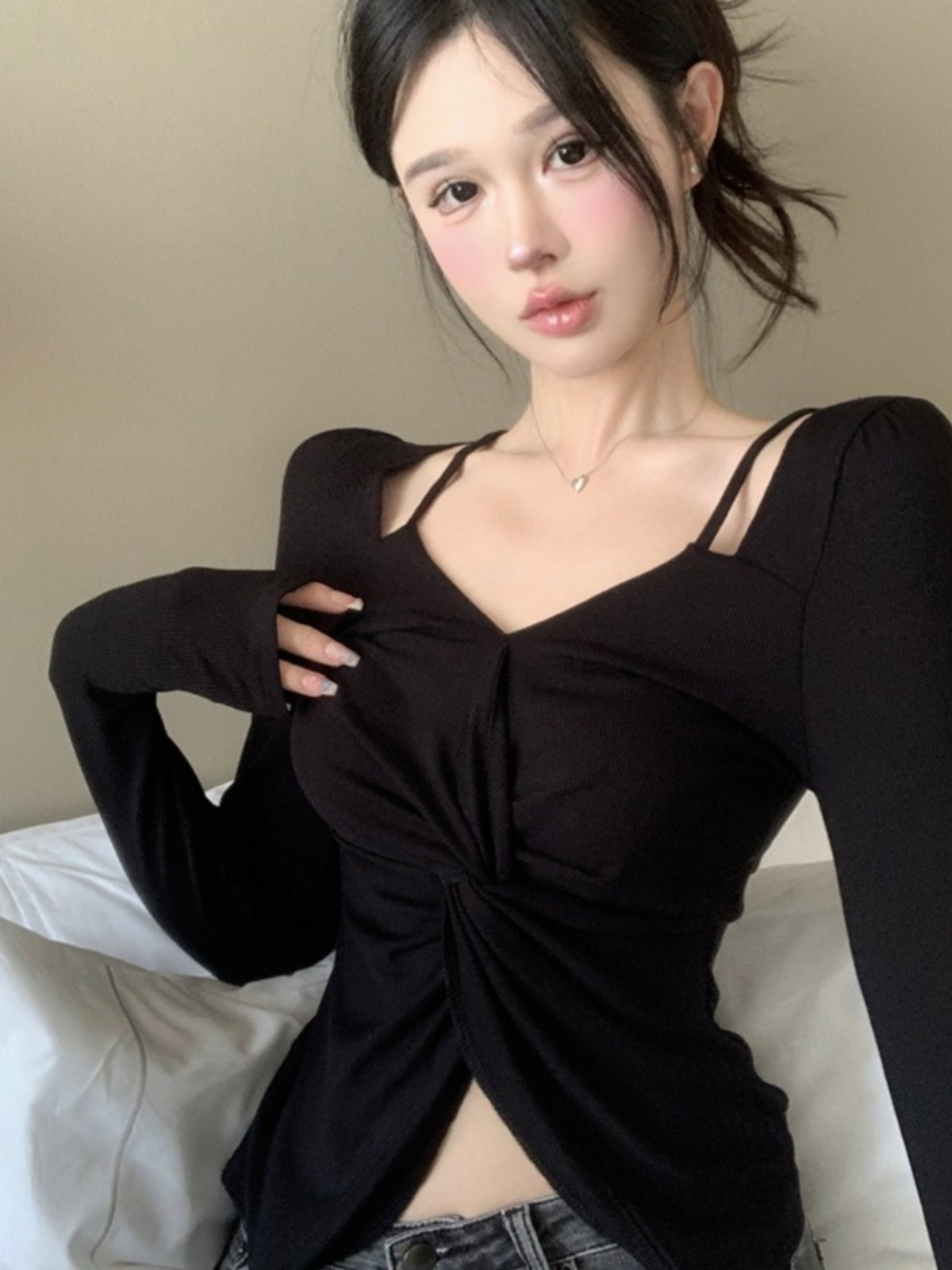 辣妹扭結V領長袖T恤打底衫女初秋設計感小眾短款高腰露臍鎖骨上衣