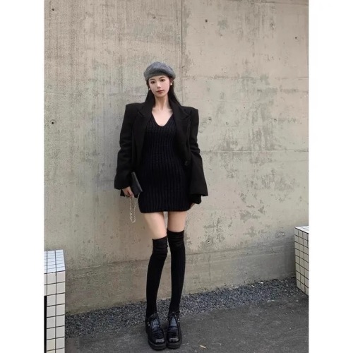 Winter gentle and feminine knitted sweater dress with high waist and slim V-neck long sleeve hip-covering bottoming dress