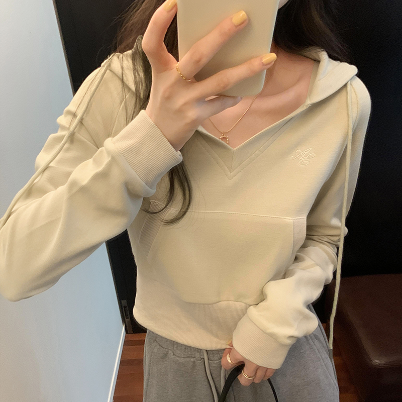 Actual pictures of hooded sweatshirts for women in autumn 2023 new short jackets for small people with design V-neck tops