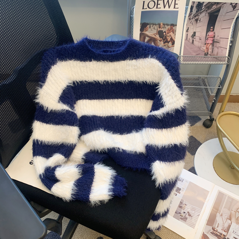 Striped contrasting short imitation mink fur soft and waxy pullover sweater for women in autumn and winter, fashionable long-sleeved top for small people to wear outside.