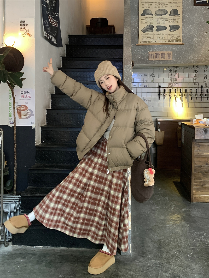 Actual shot of a short loose-fitting plaid warm bread coat + retro plaid pleated long skirt