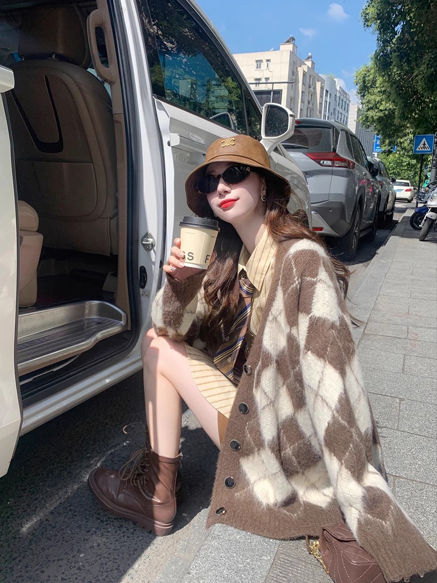 Guoguojia plaid knitted cardigan jacket for women autumn new lazy style loose sweater retro wool top