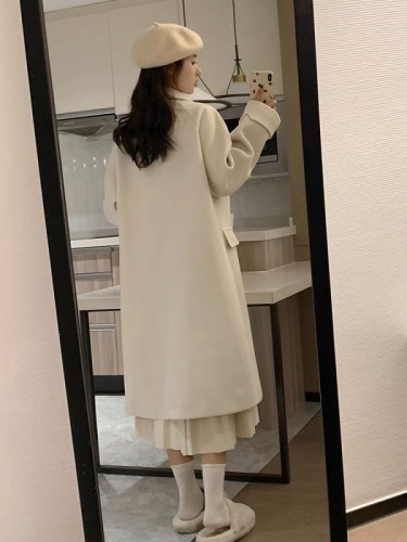 Horn button woolen coat women's off-white loose thickened winter 2023 new Korean style mid-length woolen coat