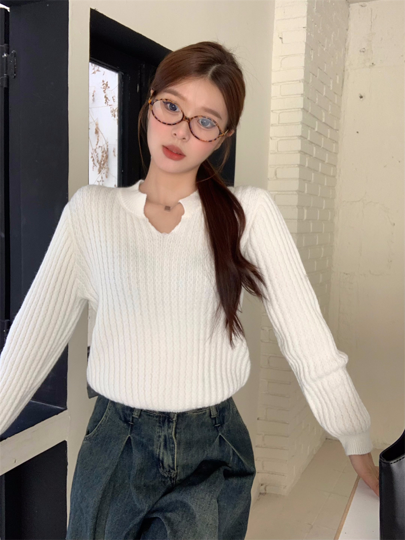 Actual shot of solid color V-neck long-sleeved short sweater for women in autumn and winter with niche design and versatile slim fit top