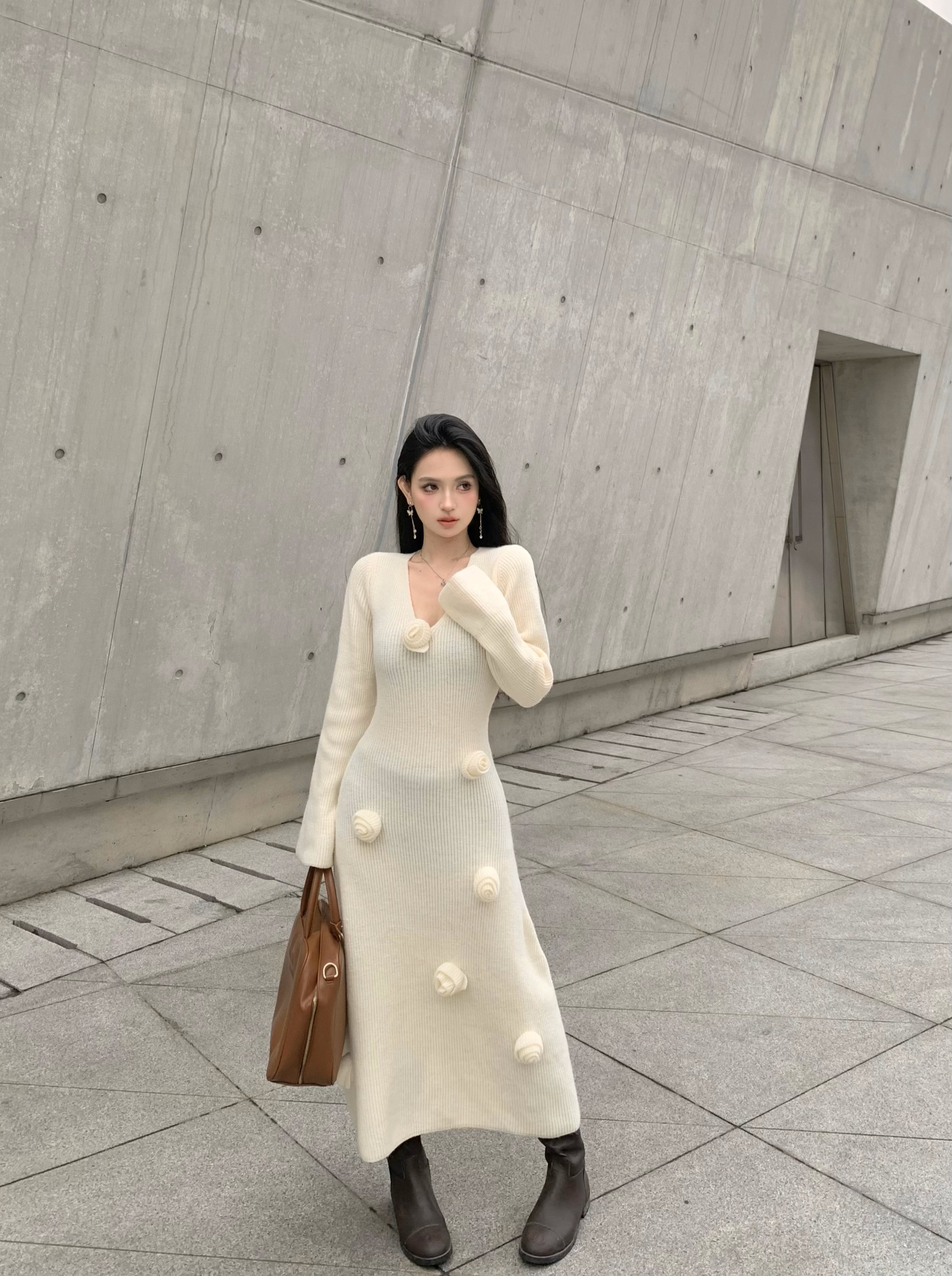 Real shot of Hong Kong style retro three-dimensional floral V-neck knitted fishtail dress with a slim and sexy skirt underneath