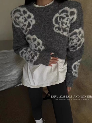 Thirteen Lines  Autumn and Winter New Korean Style Retro Flower Round Neck Pullover Loose Short Long Sleeve Knitted Sweater for Women