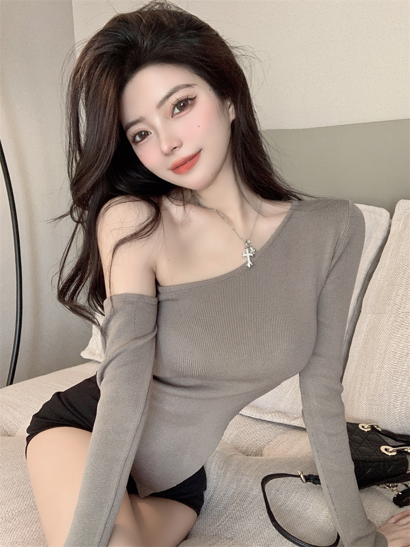 Pure lust hot girl black slanted shoulder long-sleeved T-shirt women's autumn and winter sexy off-shoulder slim irregular chic
