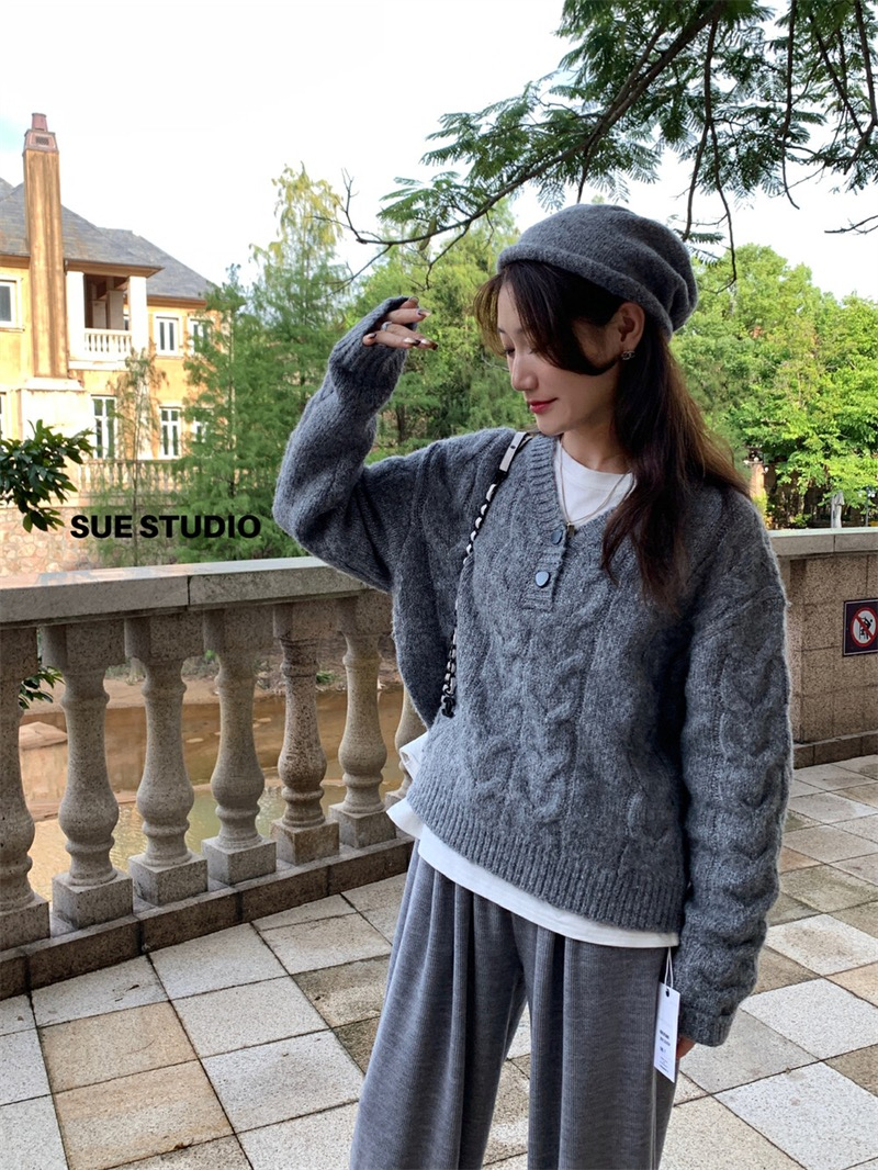 SUE STUDIO冬季新款2023年網紅推薦韓系大黑扣v領麻花保暖毛衣女