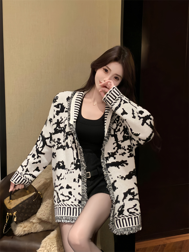 Real shot of retro jacquard fringed sweater jacket, loose and lazy mid-length knitted cardigan jacket