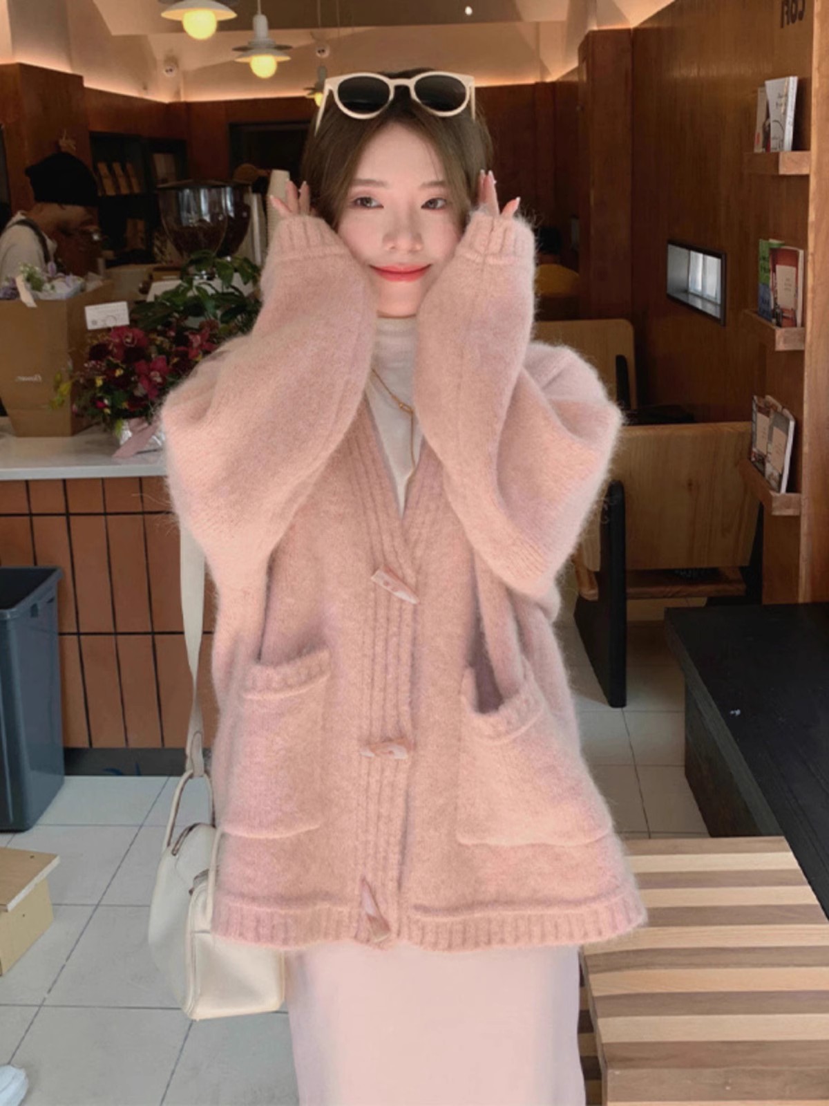 Pink retro horn button V-neck knitted cardigan 2023 early autumn new style gentle lazy style high-end women's top
