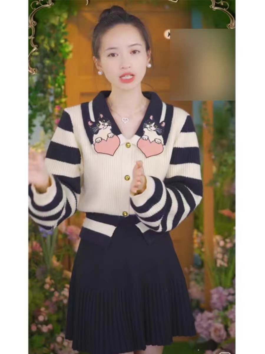 High-end contrasting color striped sweater jacket for women in autumn and winter, small and stylish sweater, this year's popular temperament top