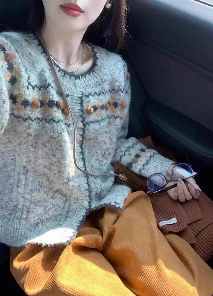 High-end and super good-looking sweater for women in autumn and winter, embroidered top, lazy style, soft and waxy coat, gray knitted cardigan to wear outside