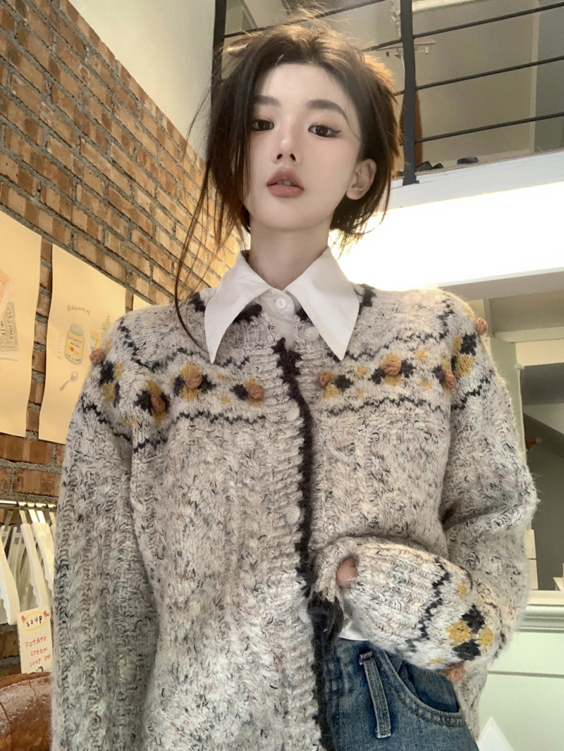 Real shot of high-end autumn and winter embroidery heavy work lazy style soft waxy coat contrasting color cardigan knitted sweater