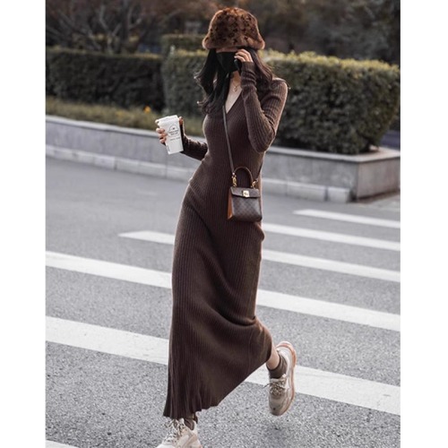 French retro autumn and winter sweater with slit long skirt, cool style high-end knitted bottoming dress with coat