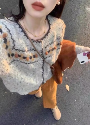 High-end and super good-looking sweater for women in autumn and winter, embroidered top, lazy style, soft and waxy coat, gray knitted cardigan to wear outside